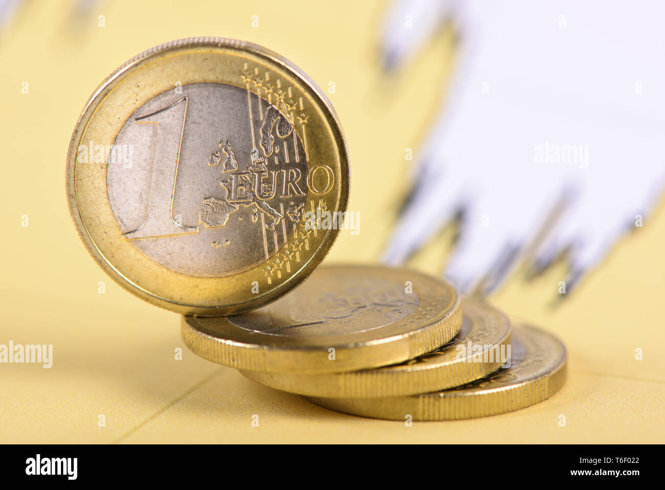 Impilati monete in euro recante sul business finanziario grafico del mercato azionario Foto Stock