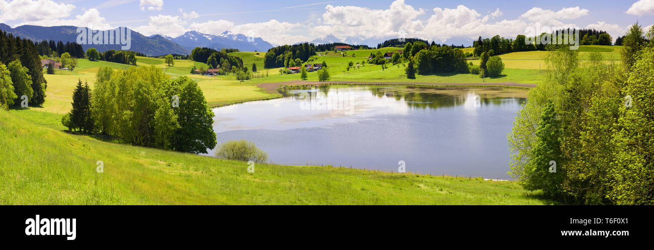 Paesaggio panoramico in Baviera con le alpi e il lago Forggensee Foto Stock