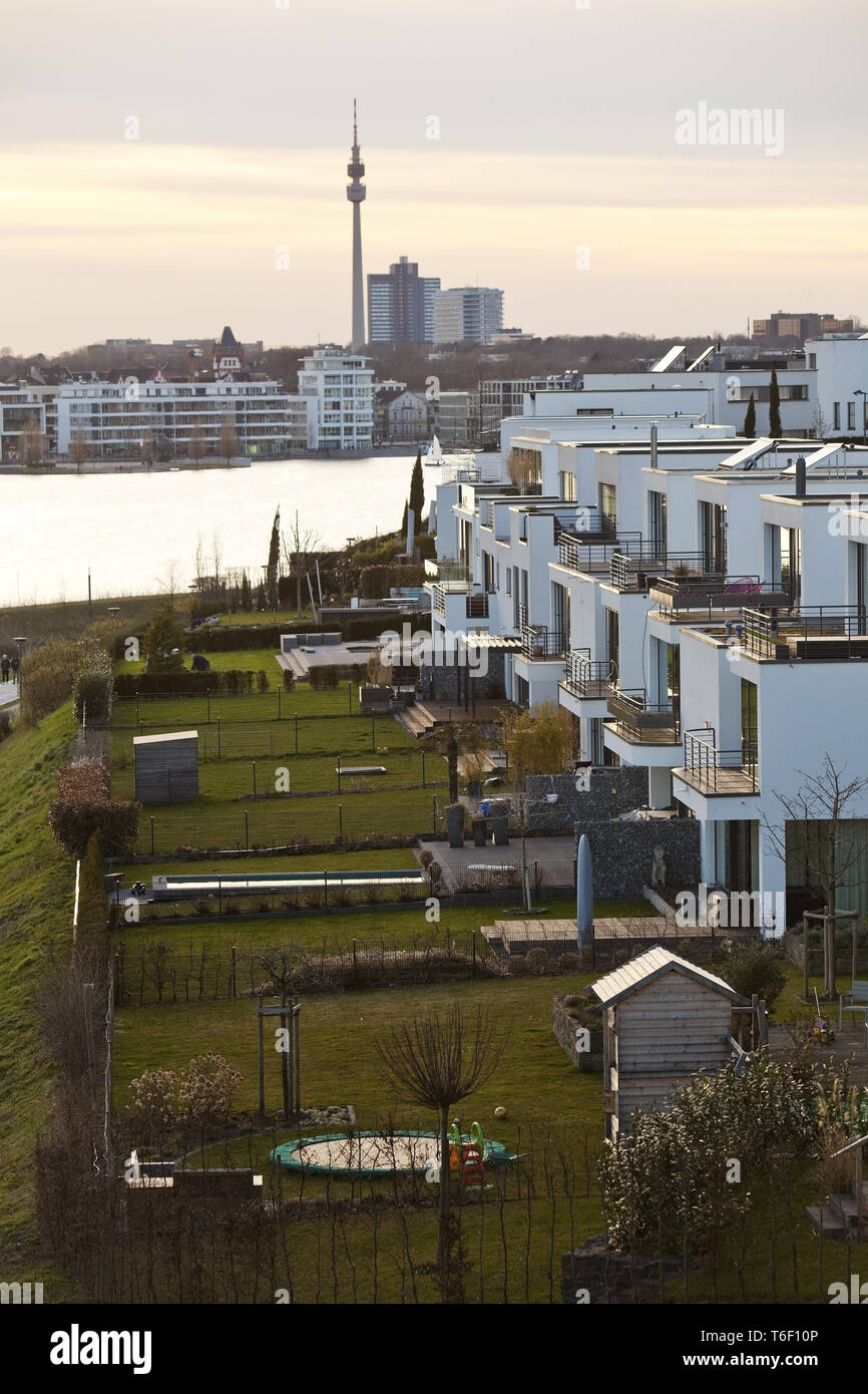 Sviluppo residenziale al lago Phoenix con Florianturm, Dortmund, Ruhr Area, Germania, Europa Foto Stock