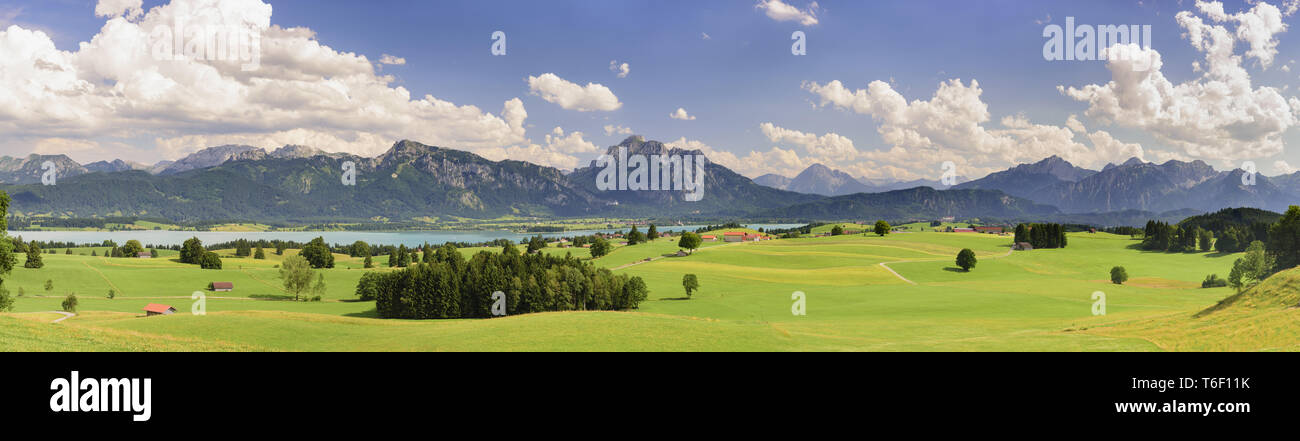 Paesaggio panoramico in Baviera con le alpi e il lago Foto Stock