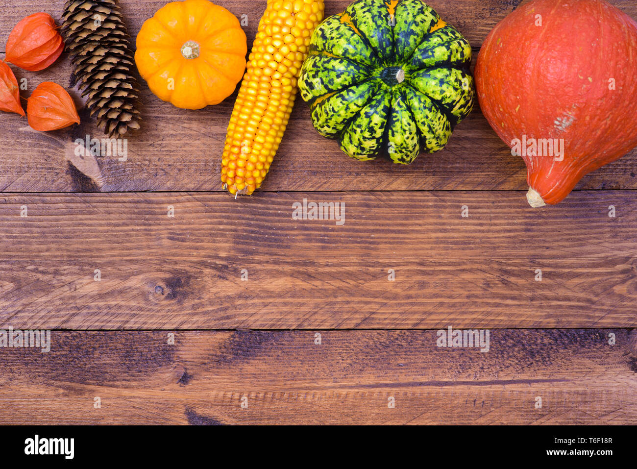 Decorazione autunnale con zucca e foglie Foto Stock