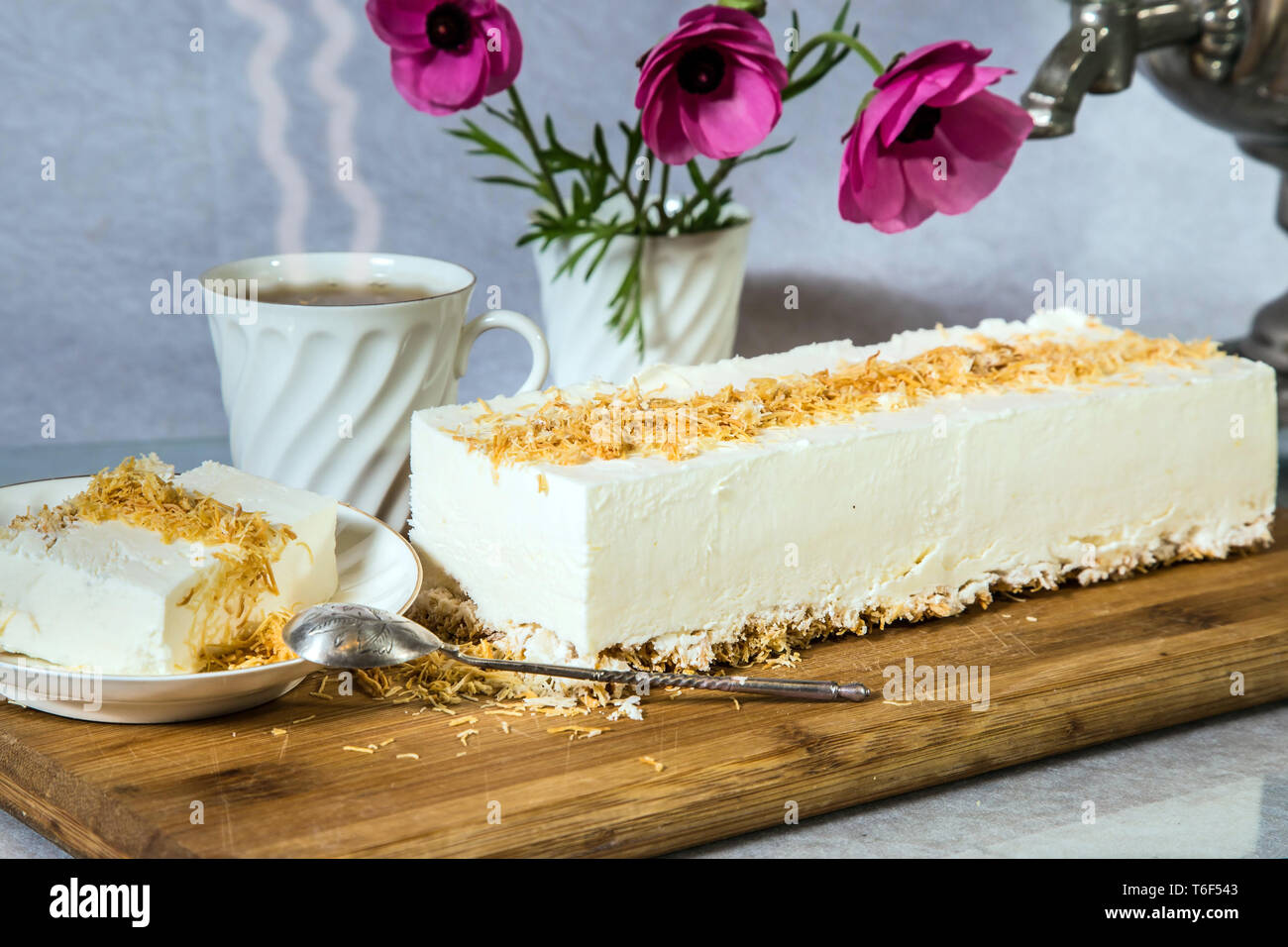 Delizioso cheesecake con kadaif sbriciolato Foto Stock