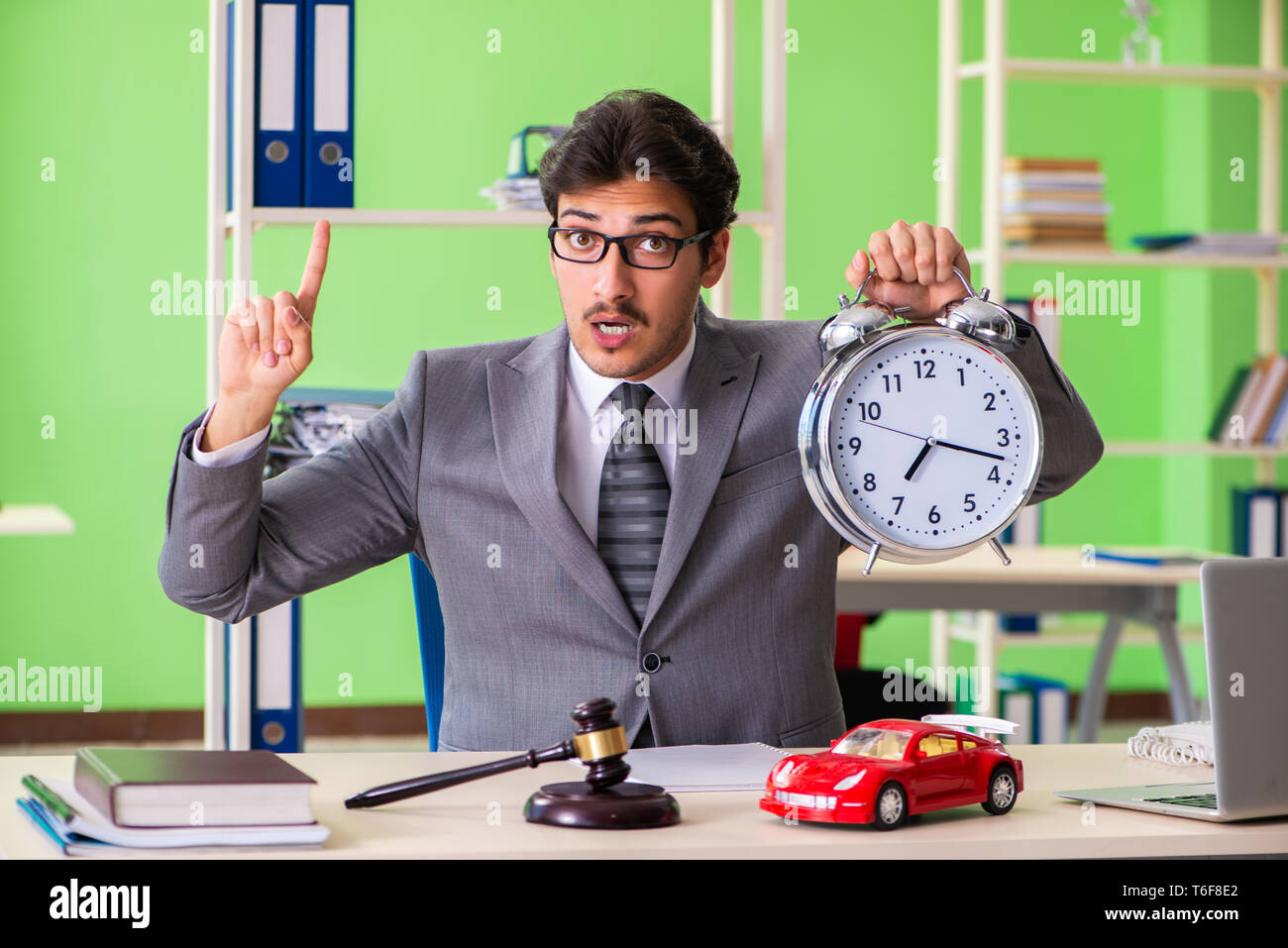 Giovane avvocato bello lavorare in ufficio Foto Stock