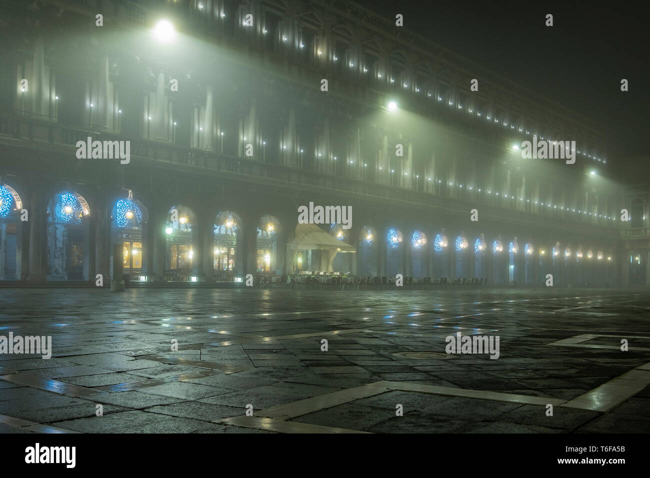 Piazza San Marco nella nebbia. Venezia, Italia Foto Stock
