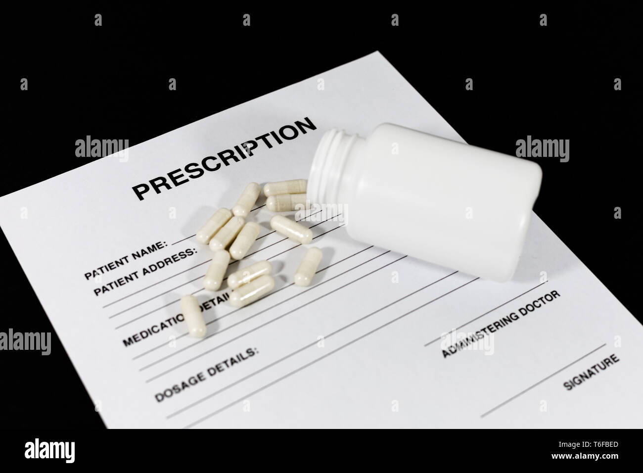 Simulazione di prescrizione con pillole e una bottiglia, un concetto per la salute, tossicodipendenza, vitamine e integratori, médicale piuttosto che evitare Foto Stock