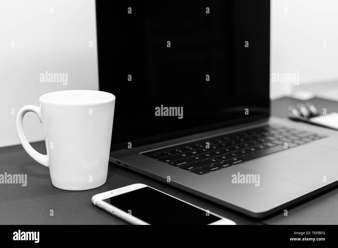 Pulire il minimo ufficio laici piatta con un mix di funzionalità e tecnologia in un nero, bianco e grigio colore del tema Foto Stock