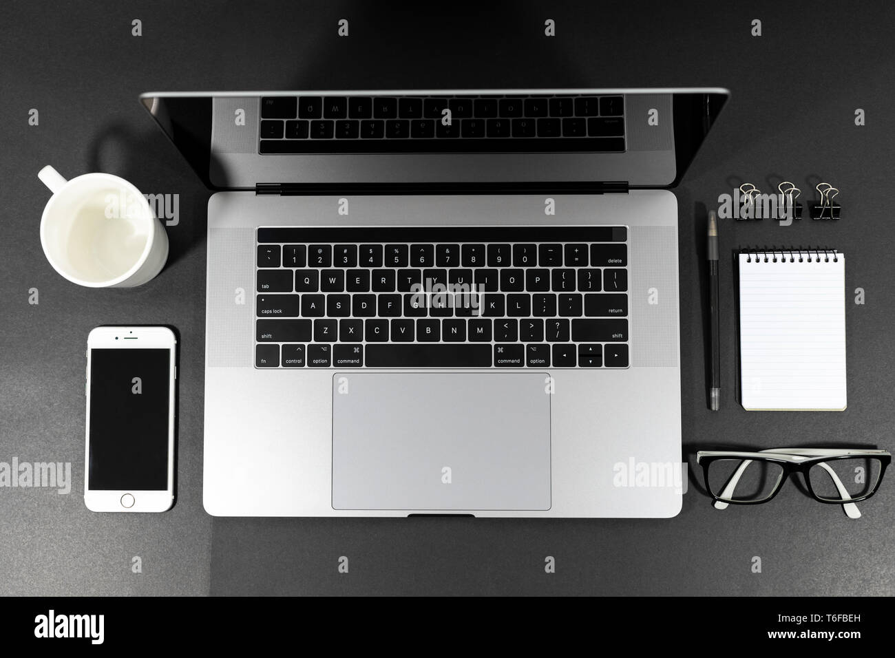 Pulire il minimo ufficio laici piatta con un mix di funzionalità e tecnologia in un nero, bianco e grigio colore del tema Foto Stock