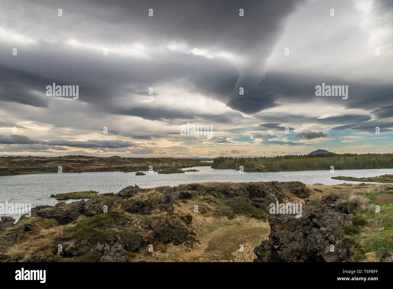 Vista di Höfði, Islanda con un pazzo e colorati di Sky con interessanti formazioni di nubi Foto Stock
