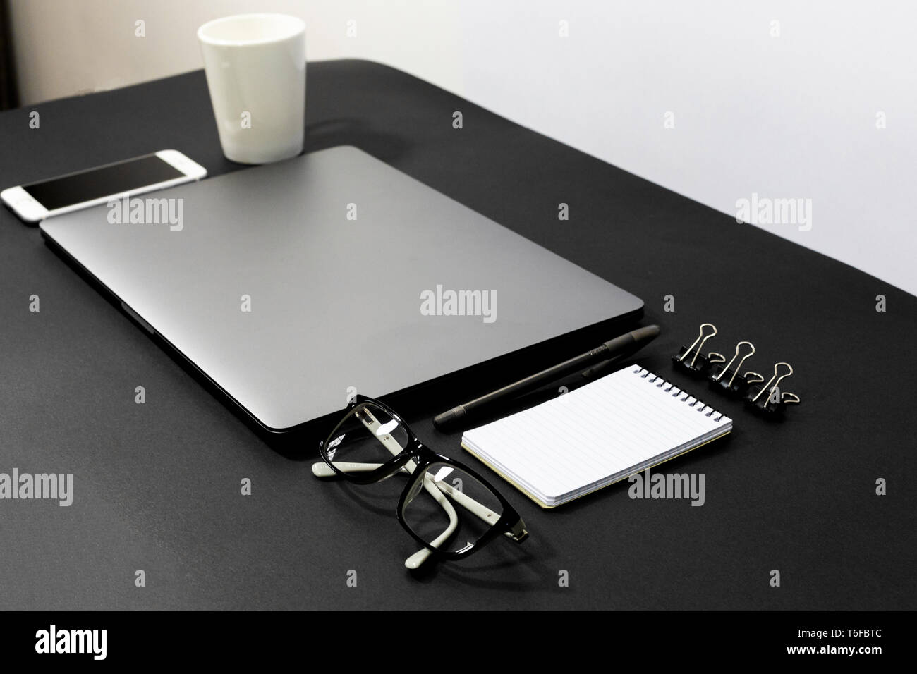 Pulire il minimo ufficio laici piatta con un mix di funzionalità e tecnologia in un nero, bianco e grigio colore del tema Foto Stock