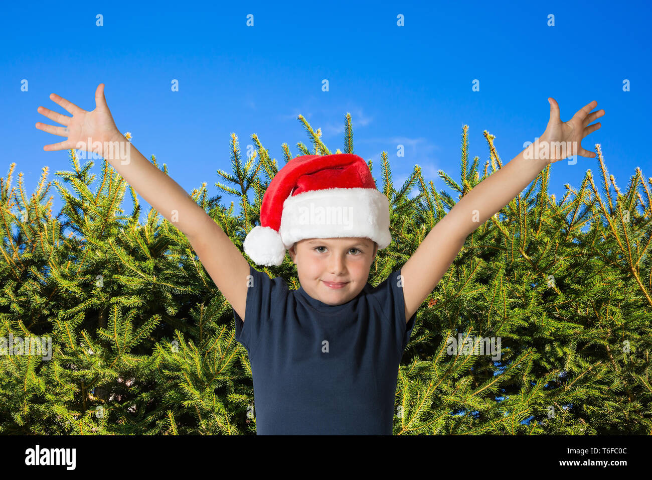 Ragazzo in un cappuccio rosso di Babbo Natale Foto Stock