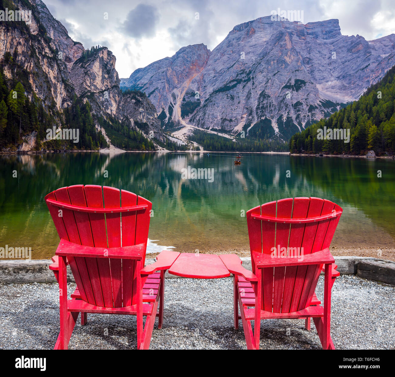 Due rosso confortevoli sedie a sdraio Foto Stock