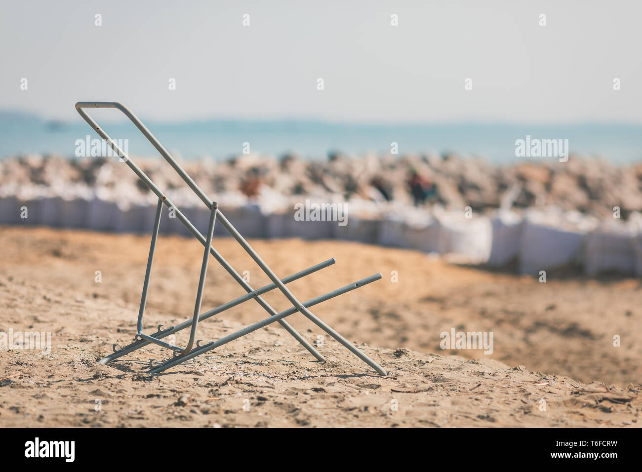 Il marcio sun sedia in spiaggia durante il periodo invernale Foto Stock