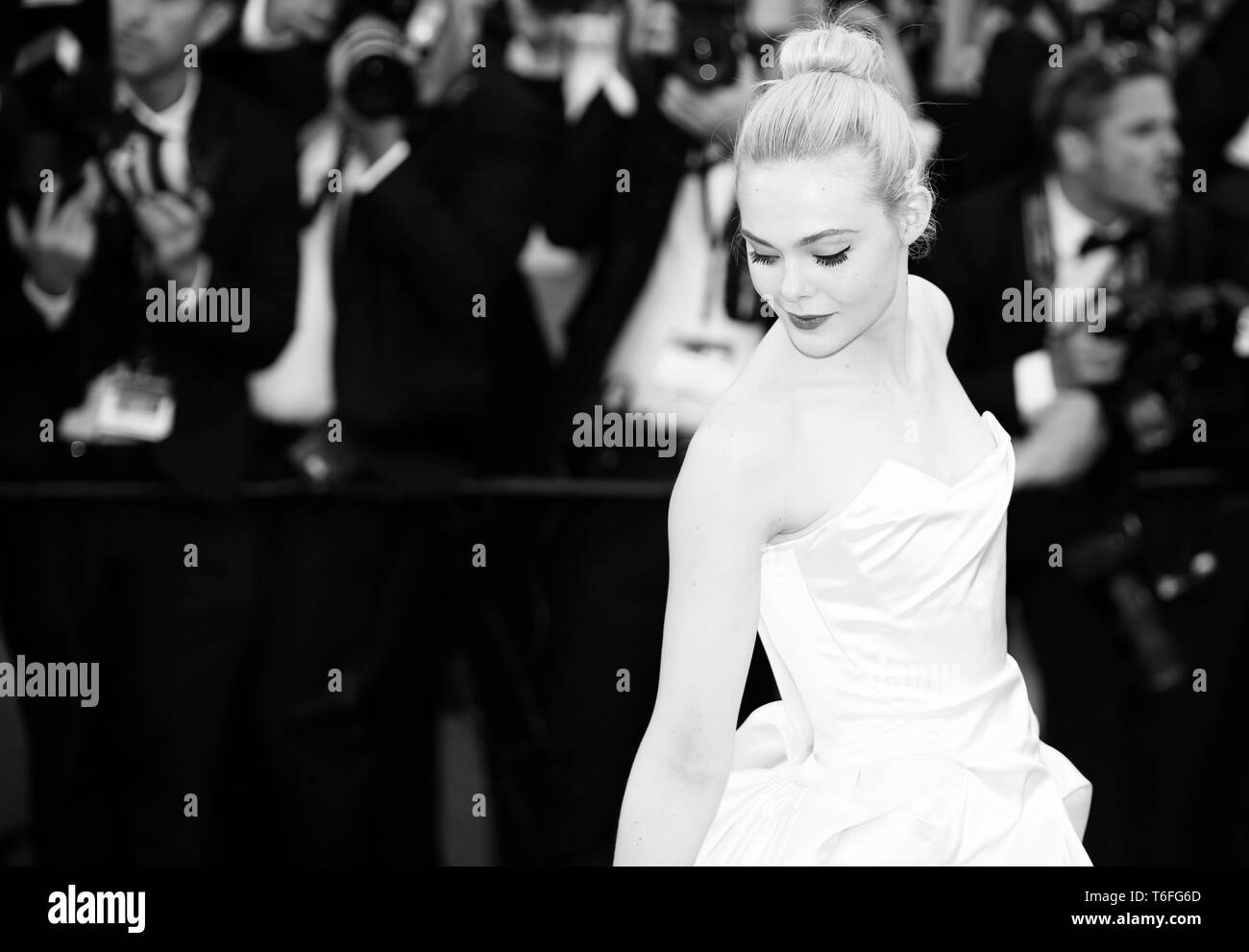CANNES, Italia - 17 Maggio 2017: Elle Fanning assiste lo screening di 'Ismael i fantasmi' al settantesimo Cannes Film Festival (Foto: Mickael Chavet) Foto Stock