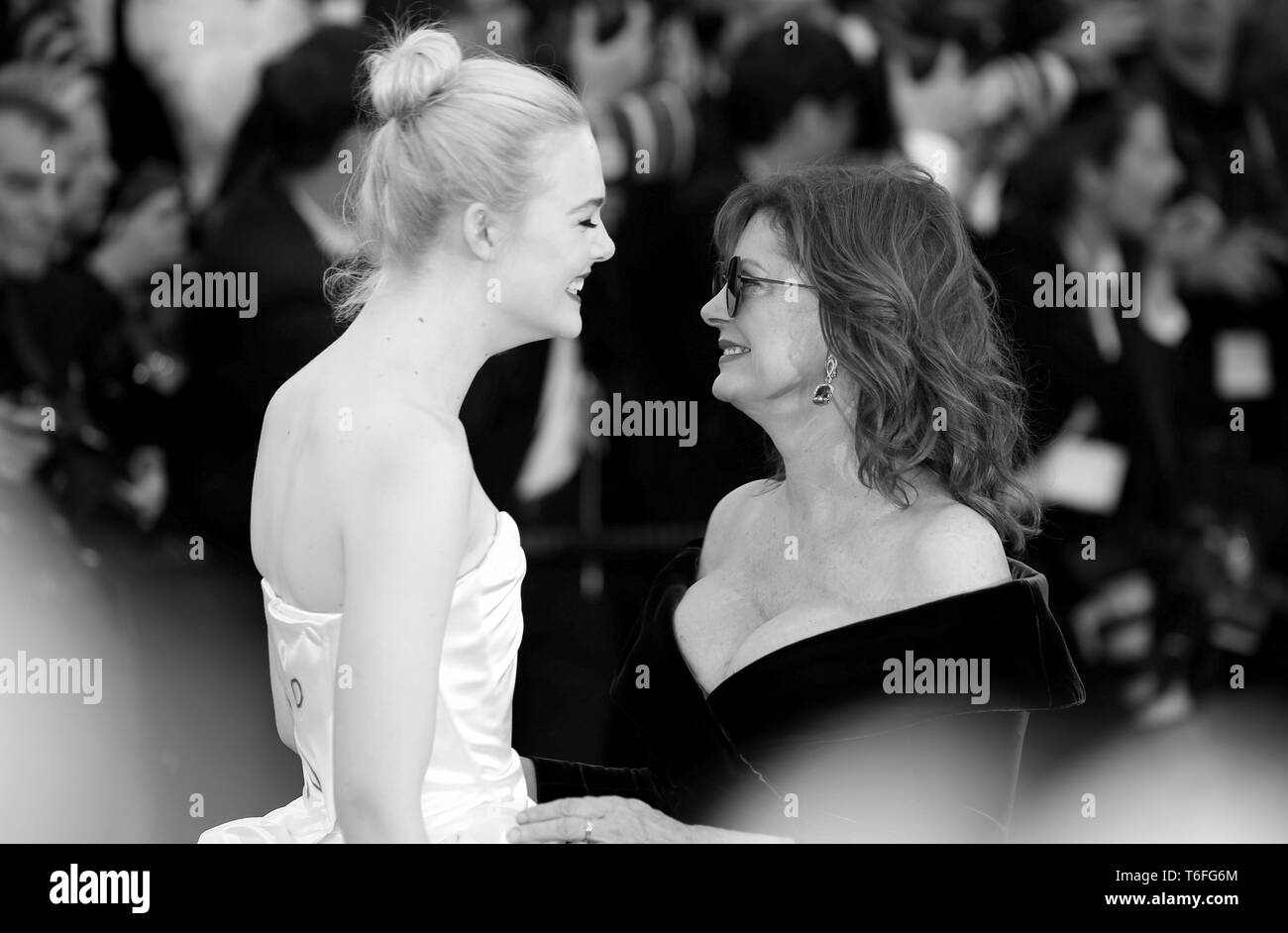 CANNES, Italia - 17 Maggio 2017: Elle Fanning e Susan Sarandon frequentare lo screening di 'Ismael i fantasmi" presso il Festival del film (foto: Mickael Chavet) Foto Stock