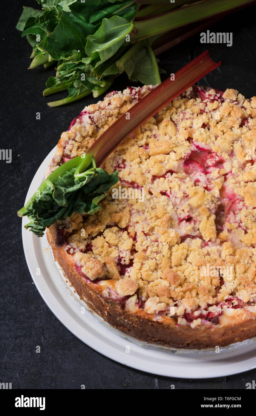 Un delizioso, estivo rabarbaro torta con crumble Foto Stock