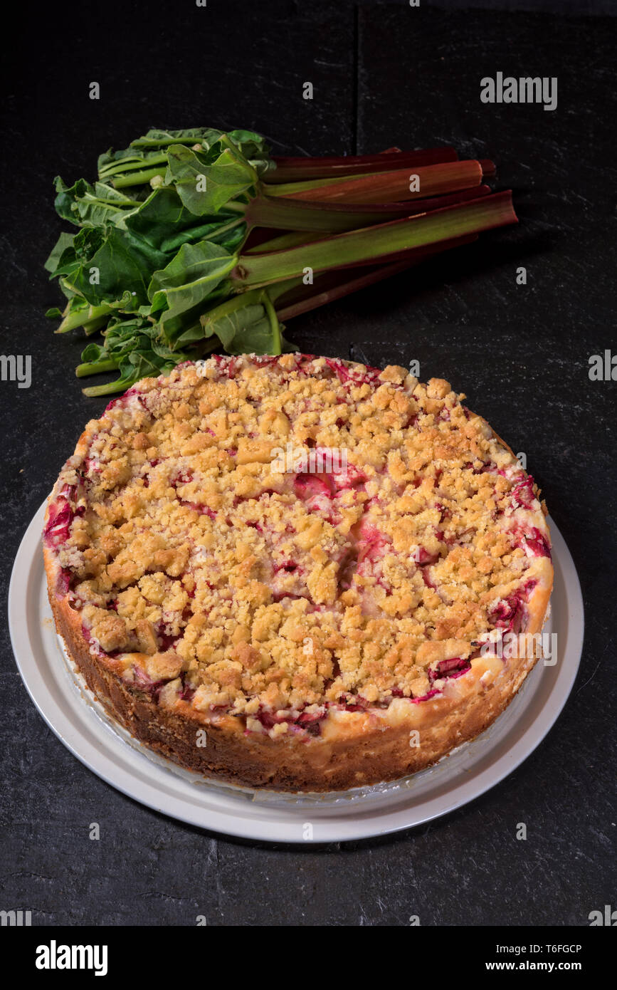 Un delizioso, estivo rabarbaro torta con crumble Foto Stock