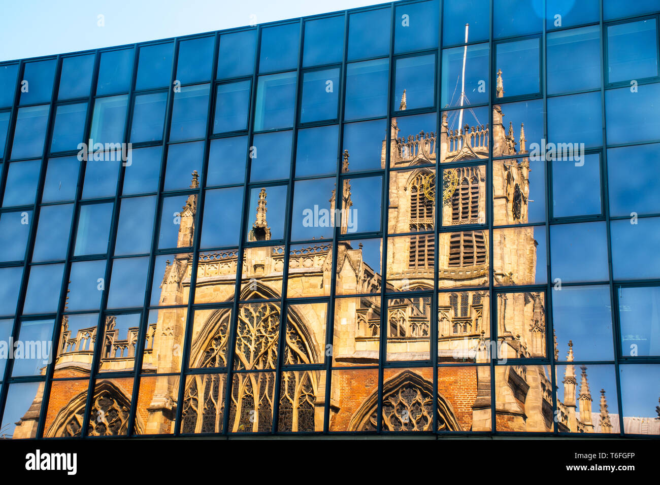 Scafo Minster Chiesa riflessa nel vetro dal blocco di ufficio Foto Stock