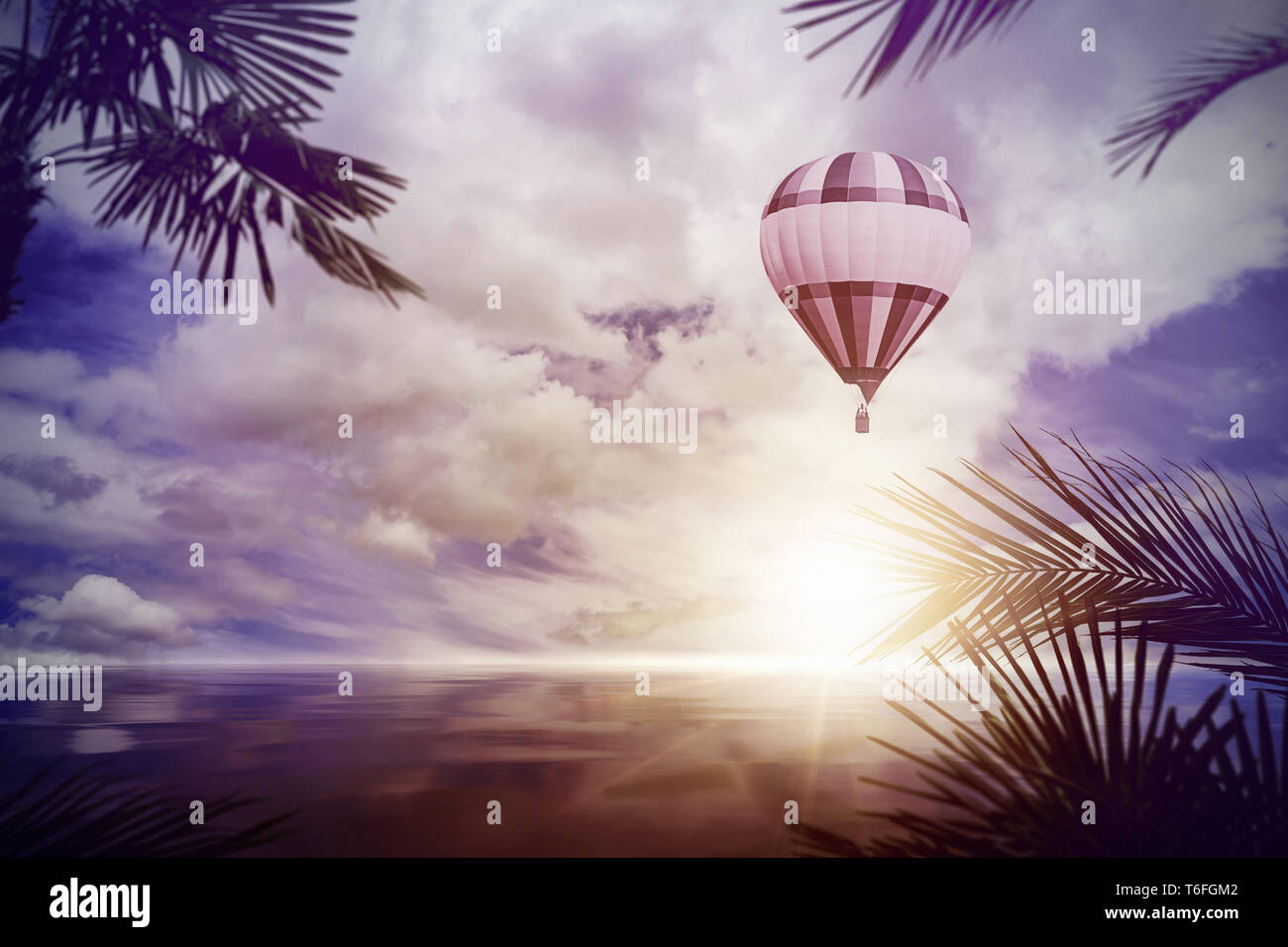 Palloncino volare oltre oceano tropicale Foto Stock