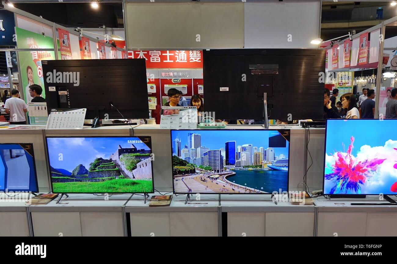 KAOHSIUNG, Taiwan -- Aprile 5, 2019: i visitatori a una vendita e fiera promozionale per elettrodomestici guardare la TV a schermo piatto. Foto Stock