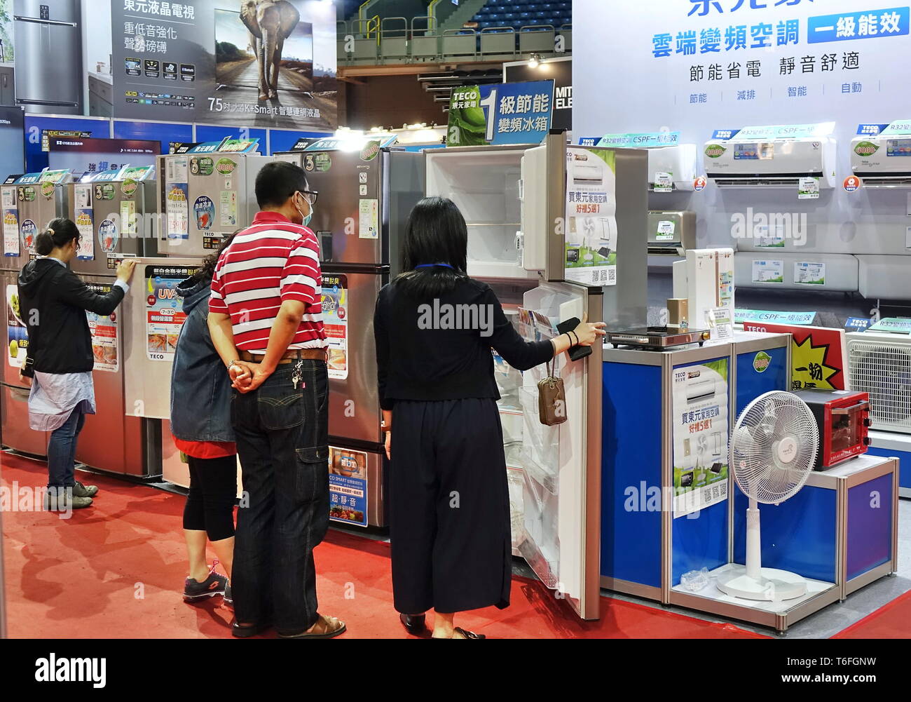 KAOHSIUNG, Taiwan -- Aprile 5, 2019: i visitatori a una vendita e fiera promozionale per elettrodomestici guardare frigoriferi. Foto Stock