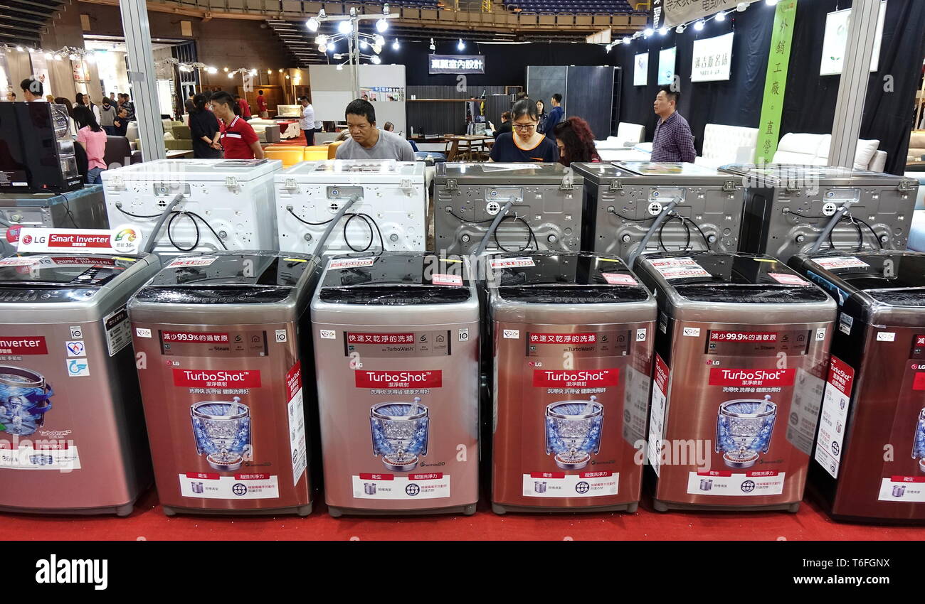 KAOHSIUNG, Taiwan -- Aprile 5, 2019: i visitatori a una vendita e fiera promozionale per elettrodomestici guardare le macchine di lavaggio. Foto Stock