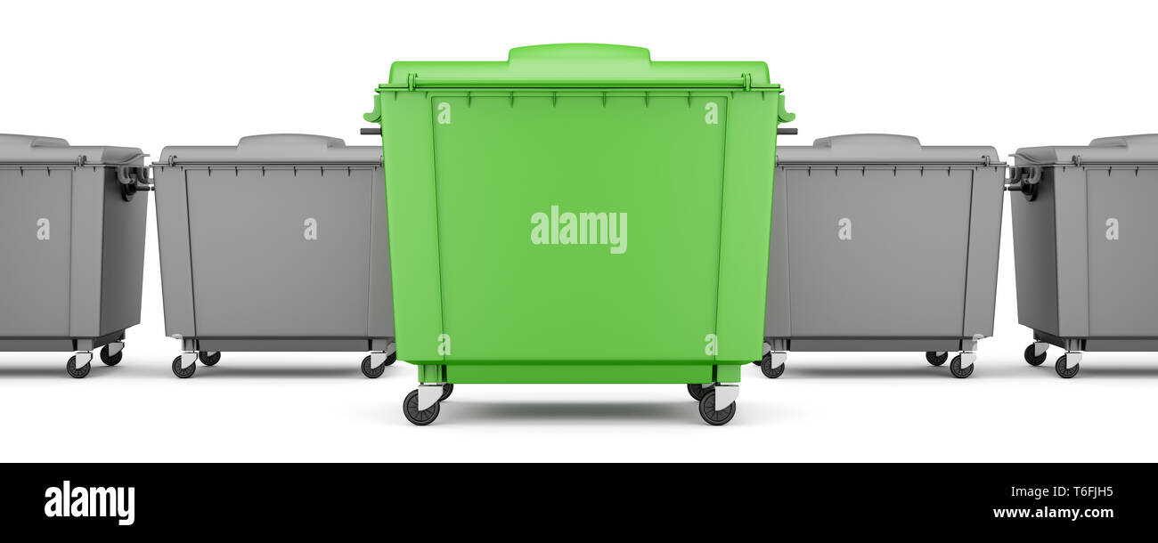 Green contenitore di rifiuti tra contenitori grigio isolato su sfondo bianco Foto Stock