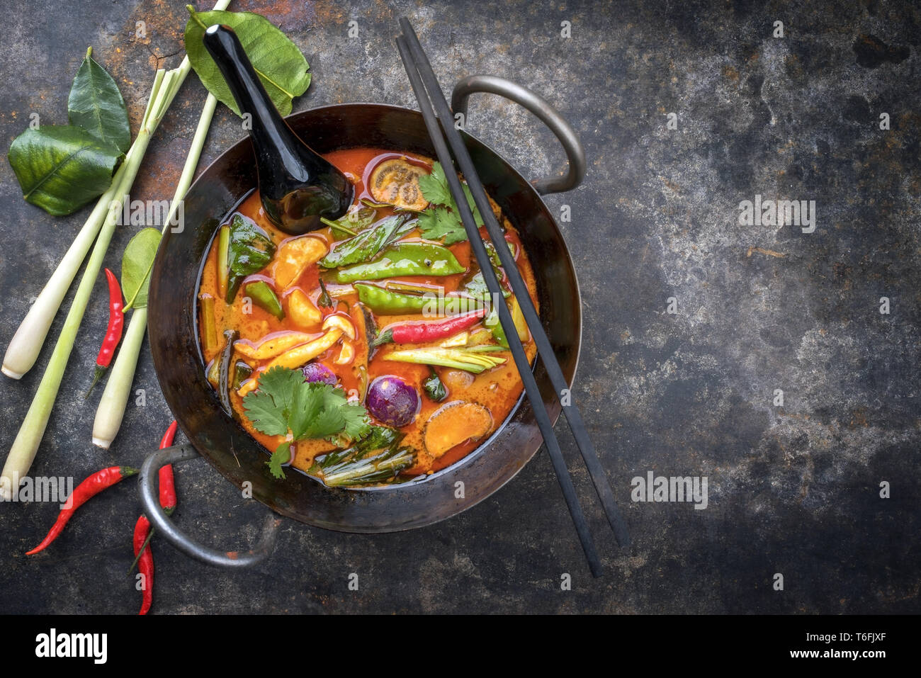 Tailandese tradizionale kaeng phet curry rosso con verdure come vista dall'alto in un wok con spazio di copia Foto Stock