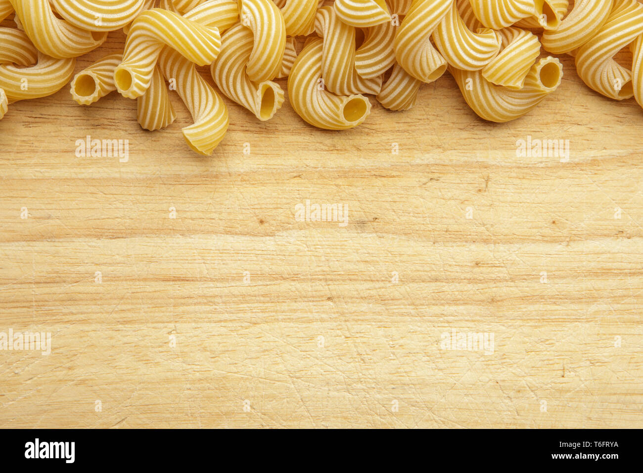 La pasta secca su sfondo di legno. Foto Stock