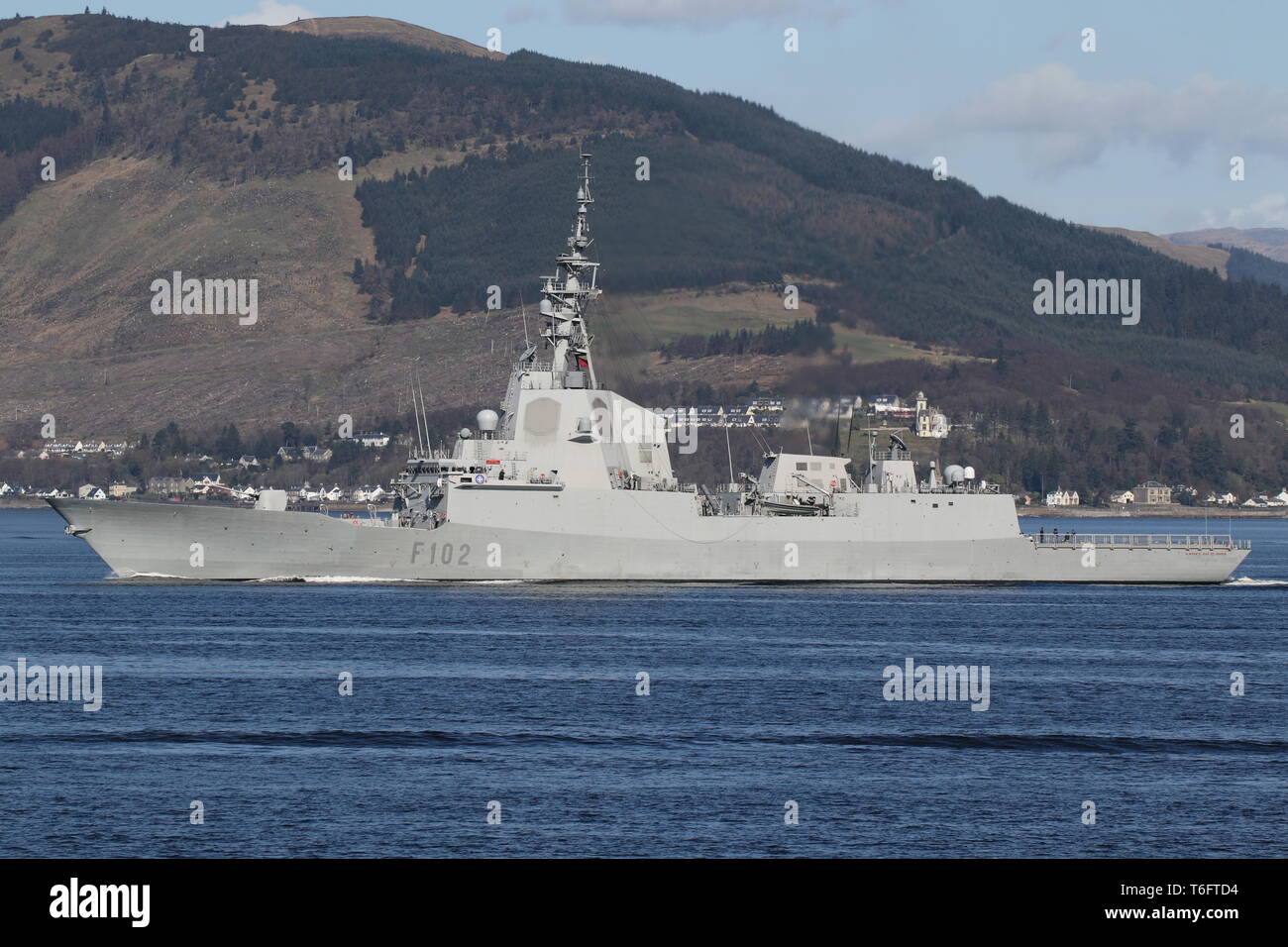 SPS Almirante Juan de Borbon (F102), un Alvaro de Bazan-class frigate azionato dalla marina spagnola, passando Gourock durante l'esercizio comune della Warrior 19-1 Foto Stock