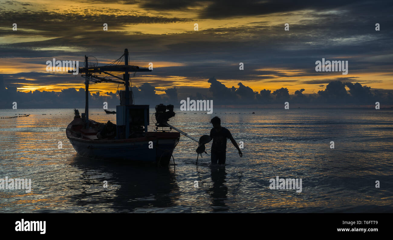 Fisherman pronto per il lavoro in Alba Foto Stock