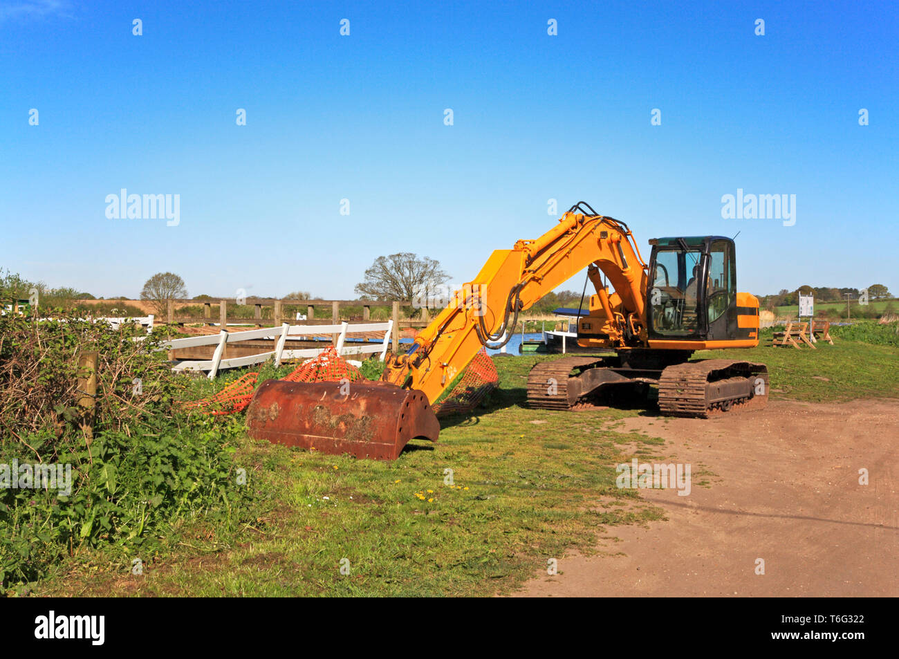 Un escavatore JCB a riposo dal mulino piscina al mulino Ebridge, vicino a North Walsham, Norfolk, Inghilterra, Regno Unito, Europa. Foto Stock