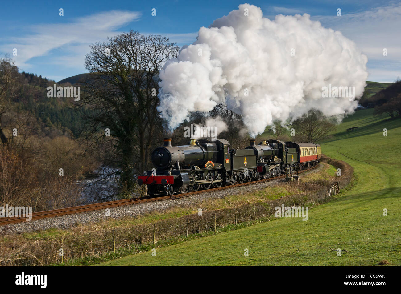 La corteccia di due Manor classe echi locos intorno alle dee Valley a Ty Newydd, Glyndyfrdwy. Llangollen Railway. Galles Foto Stock
