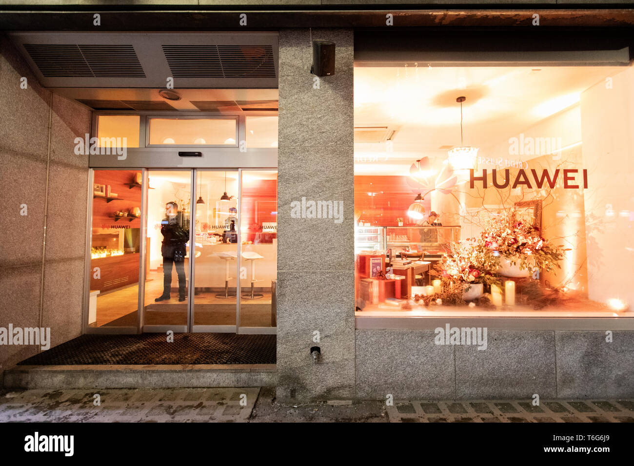 Il Huawei showroom sul lungomare si trova vuota durante il Forum economico mondiale di Davos. Il Chinese azienda di telecomunicazioni di fronte pesante critica per loro 5 g di roll-out, come il governo cinese sono costringendo tutti i cinesi di proprietà alle società di condividere tutte le informazioni ottenute con le autorità Foto Stock