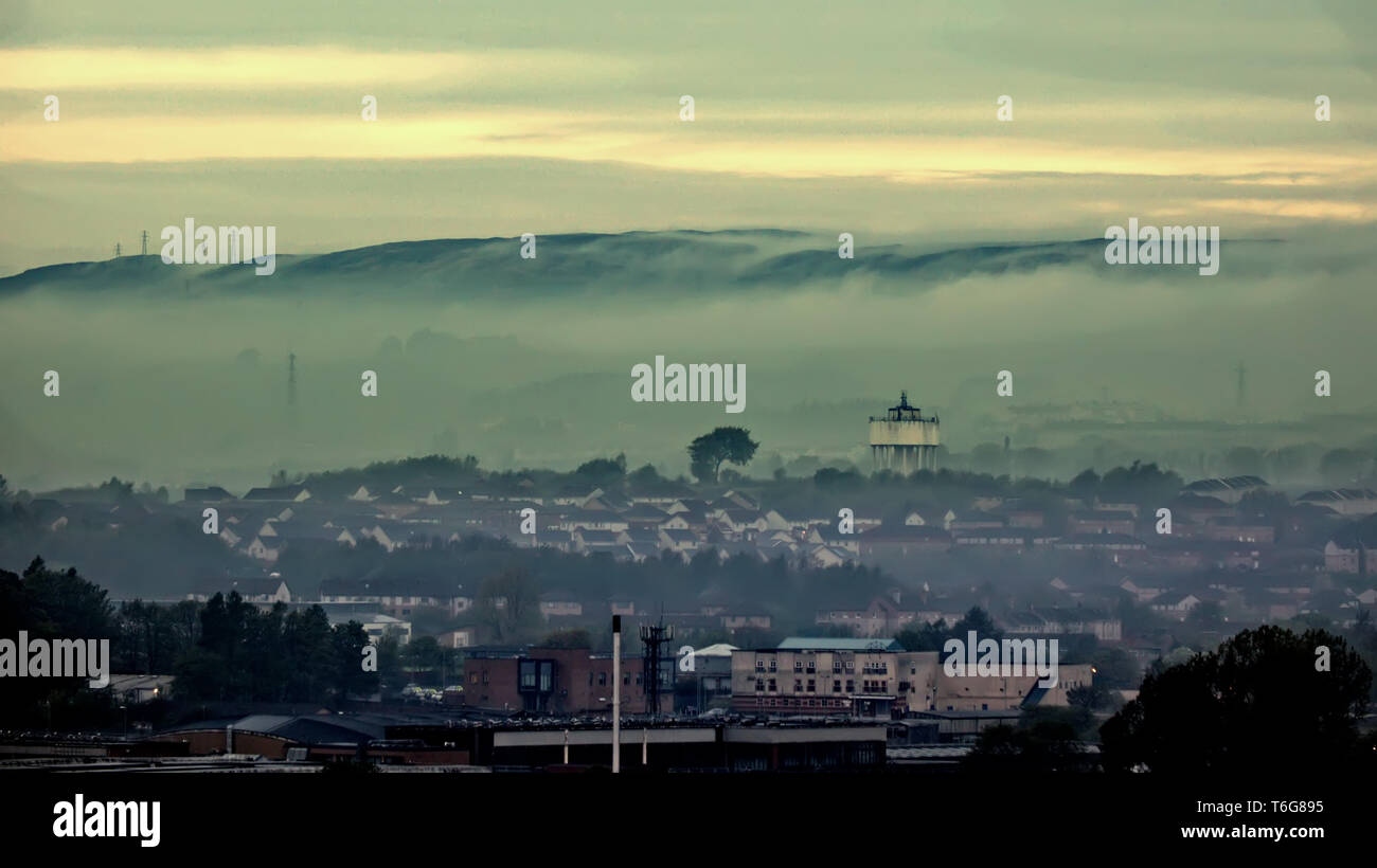 Glasgow, Scotland, Regno Unito, 1 maggio, 2019, UK Meteo. Misty può iniziare come terra della nebbia copre il nord e Glasgow e la Kilpatrick hills, e l'acqua Drunchapel torre. Credito traghetto Gerard/Alamy Live News Foto Stock