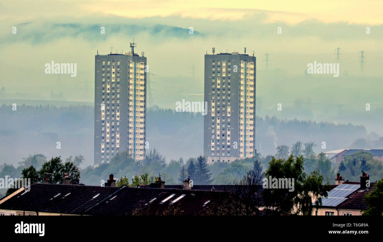 Glasgow, Scotland, Regno Unito, 1 maggio, 2019, UK Meteo. Misty può iniziare come terra della nebbia copre il nord e Glasgow e la Kilpatrick hills, con le torri gemelle del Drunchapel station wagon. Credito traghetto Gerard/Alamy Live News Foto Stock