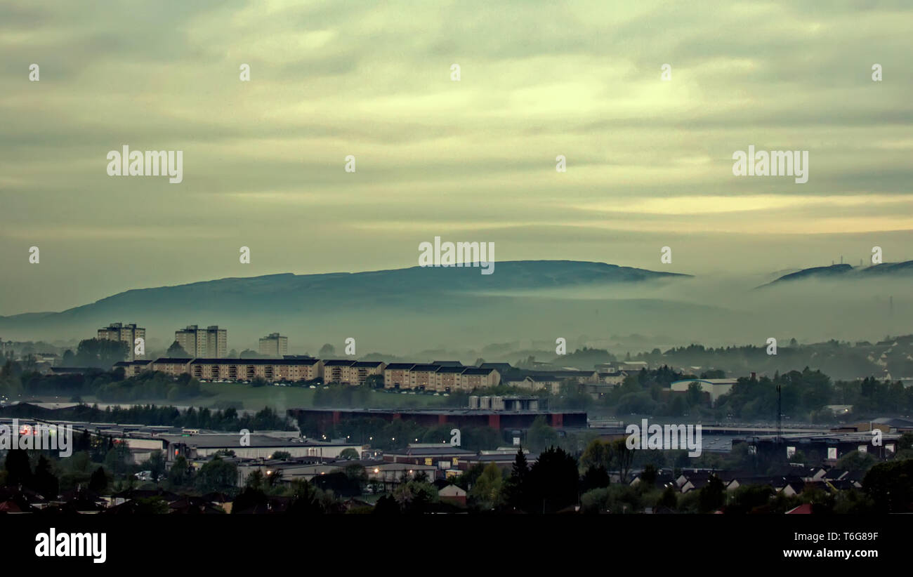 Glasgow, Scotland, Regno Unito, 1 maggio, 2019, UK Meteo. Misty può iniziare come terra della nebbia copre il nord e Glasgow e la Kilpatrick colline con le torri di Clydebank e la distesa del drumchapel station wagon, Credito Gerard Ferry/Alamy Live News Foto Stock