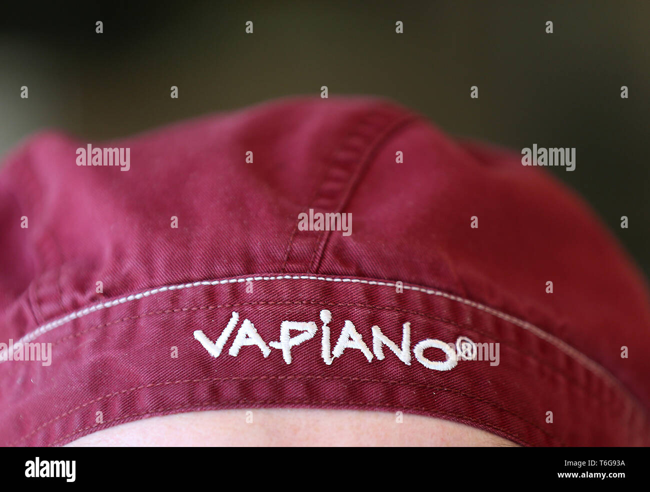 Colonia, Germania. 30 apr, 2019. Un dipendente con un cappello cuscinetto le parole Vapiano è in piedi dietro il contatore in un ramo del ristorante della catena. Credito: Oliver Berg/dpa/Alamy Live News Foto Stock