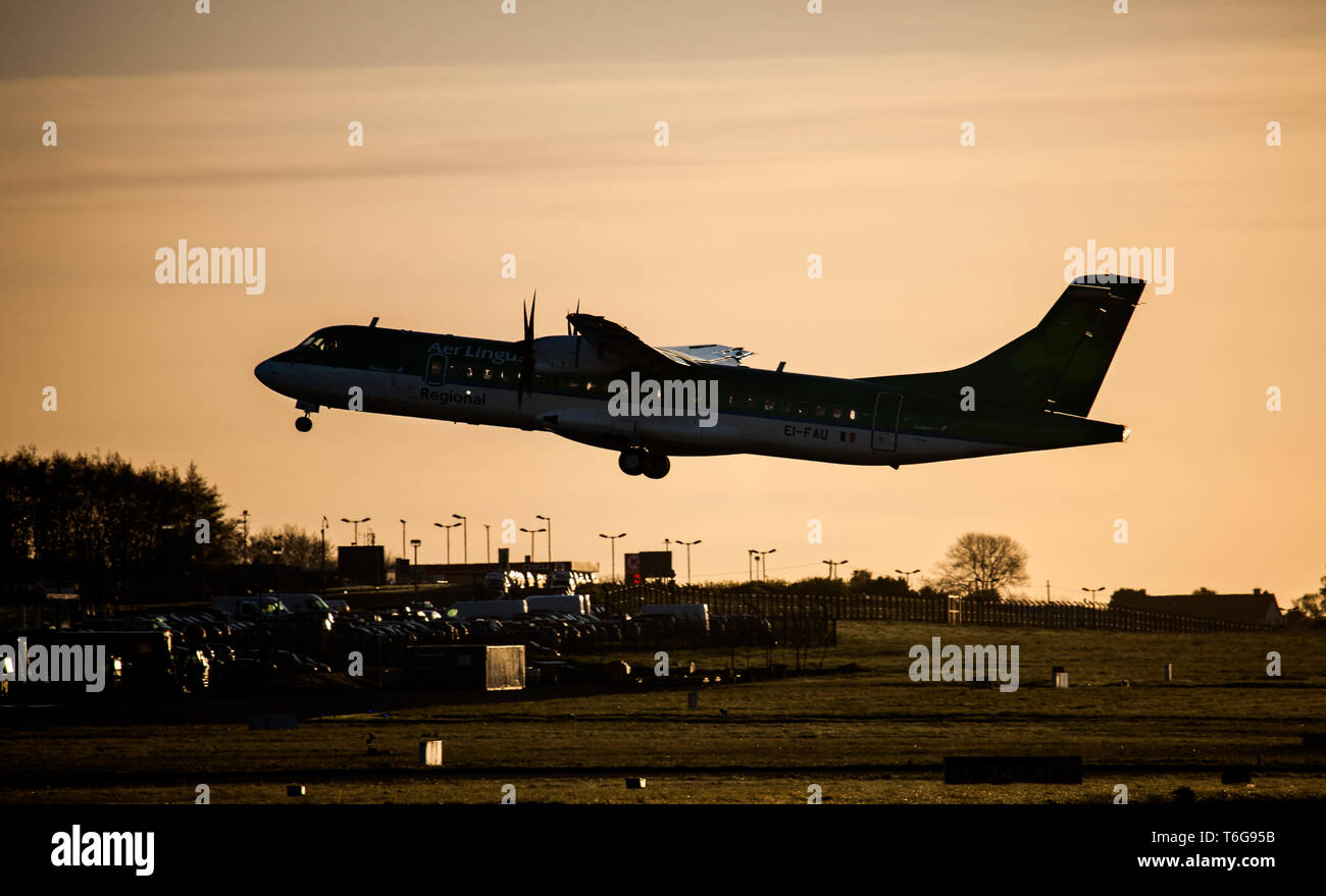 Aeroporto di Cork, Cork, Irlanda. 01 Maggio, 2019. Un Aer Lingus Regional ATR 72 azionato da aria Stobart prende il largo per Edimburgo da pista 16-34 su un aspetto molto luminoso mattina all aeroporto di Cork, Cork, Irlanda. Credito: David Creedon/Alamy Live News Foto Stock