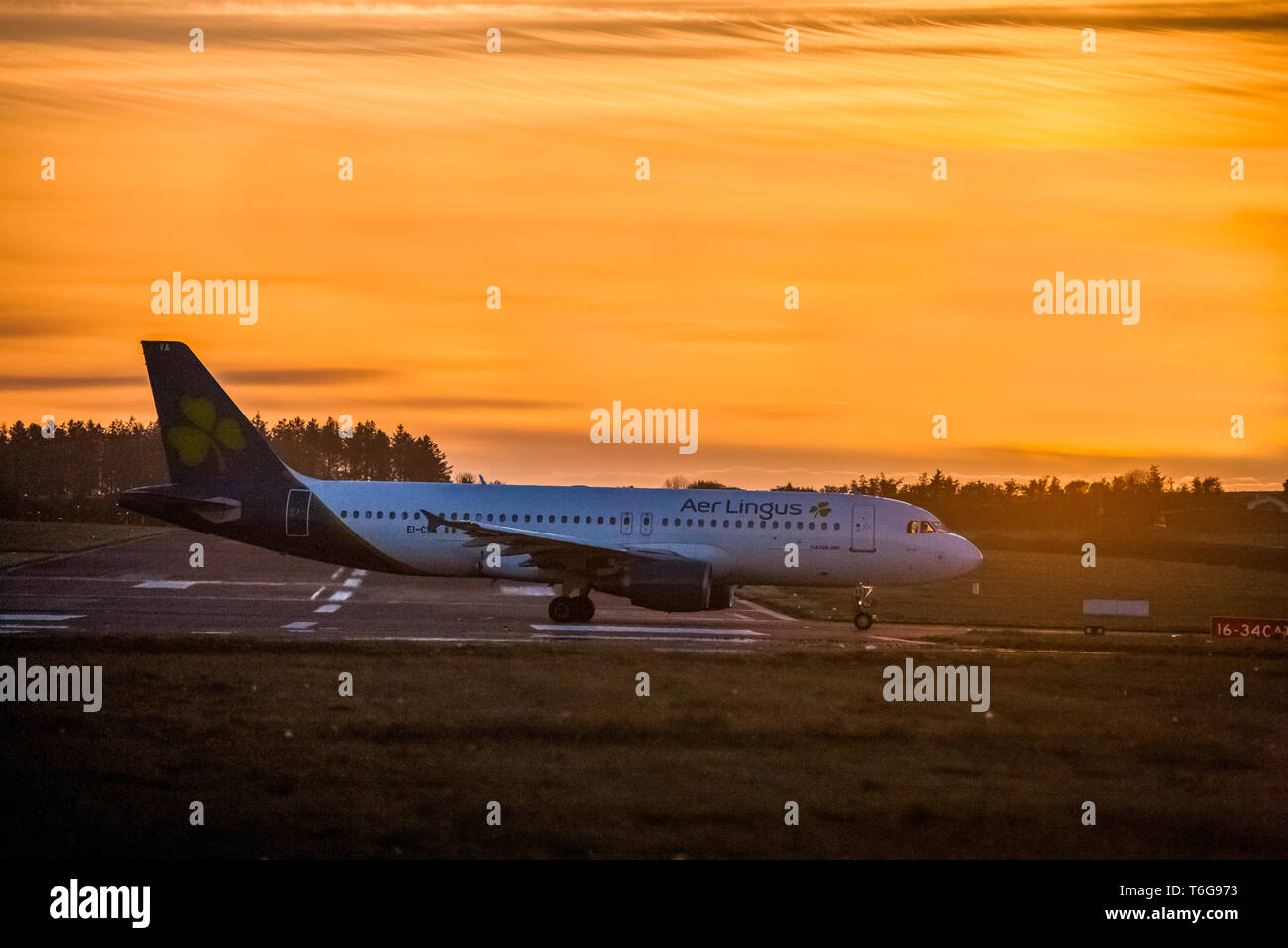 Aeroporto di Cork, Cork, Irlanda. 01 Maggio, 2019. Un Aer Lingus Aibus A320 con nuovissima livrea accelera verso il basso della pista 16/34 all alba di un mattino luminoso per un volo a Barcellona dall'Aeroporto di Cork, Cork, Irlanda. Credito: David Creedon/Alamy Live News Foto Stock