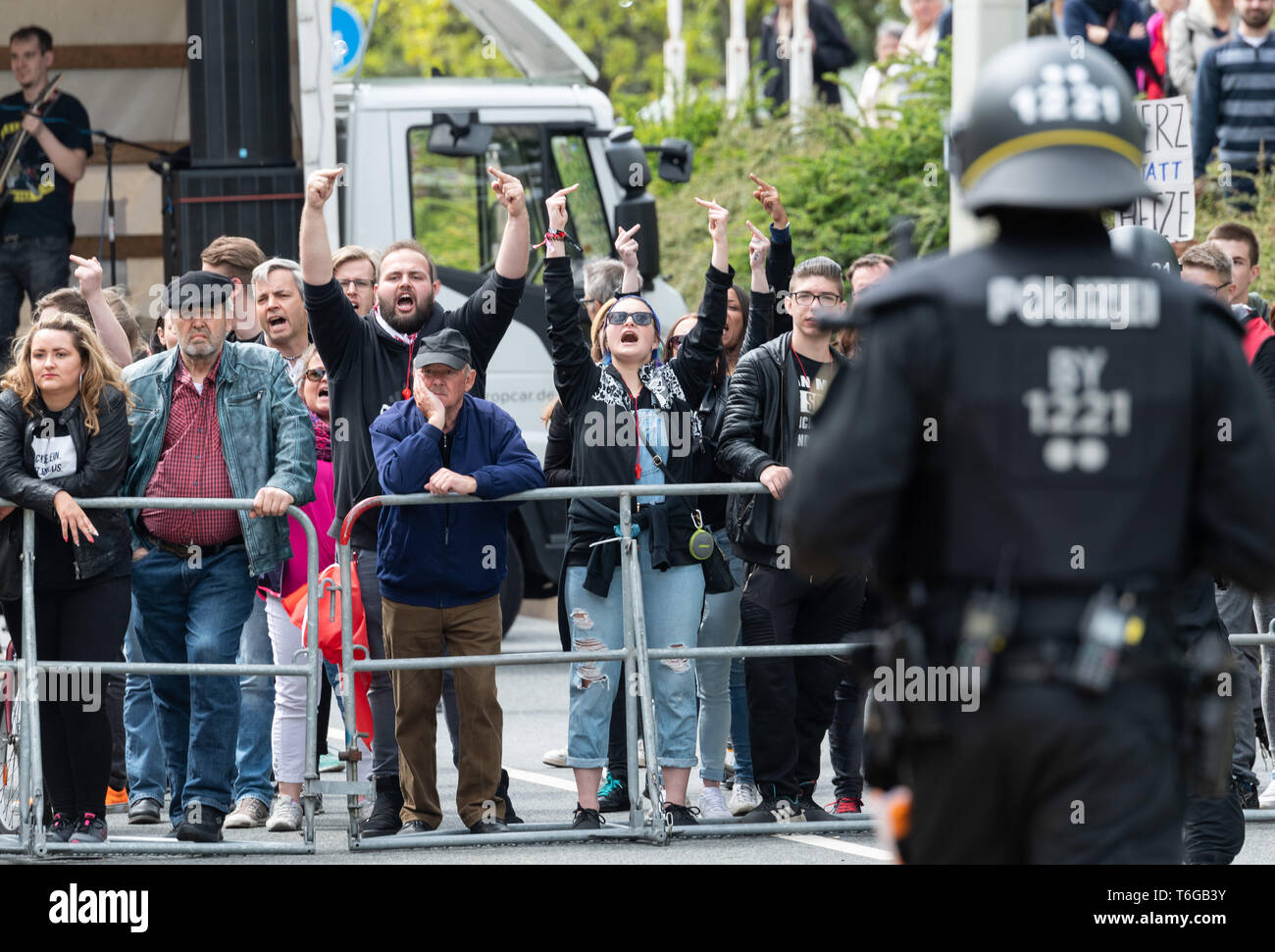 Plauen, Germania. 01 Maggio, 2019. I dimostranti protestano contro un diritto-wing marzo del partito "terza via". Credito: Robert Michael/dpa-Zentralbil/dpa/Alamy Live News Foto Stock