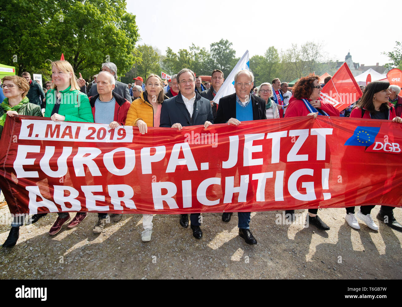 01 maggio 2019, Renania settentrionale-Vestfalia, Bielefeld: Anja Weber (il quarto da sinistra), presidentessa del DGB NRW, NRW il Primo Ministro Armin Laschet (CDU, quinto da sinistra) e pit-Clausen (SPD, 6 da sinistra), Sindaco di Bielefeld, prendere parte a una dimostrazione presso la "Labor Day" nel quadro di un tradizionale rally del commercio tedesco confederazione europea (DGB). La giornata del lavoro' è stato celebrato per quasi 130 anni. Tradizionalmente, del lavoro e del movimento sindacale ha mobilitato per migliorare le condizioni di lavoro e salari più elevati. Le prime dimostrazioni di massa ha avuto luogo in Germania il 1 maggio 1890. Foto: Foto Stock