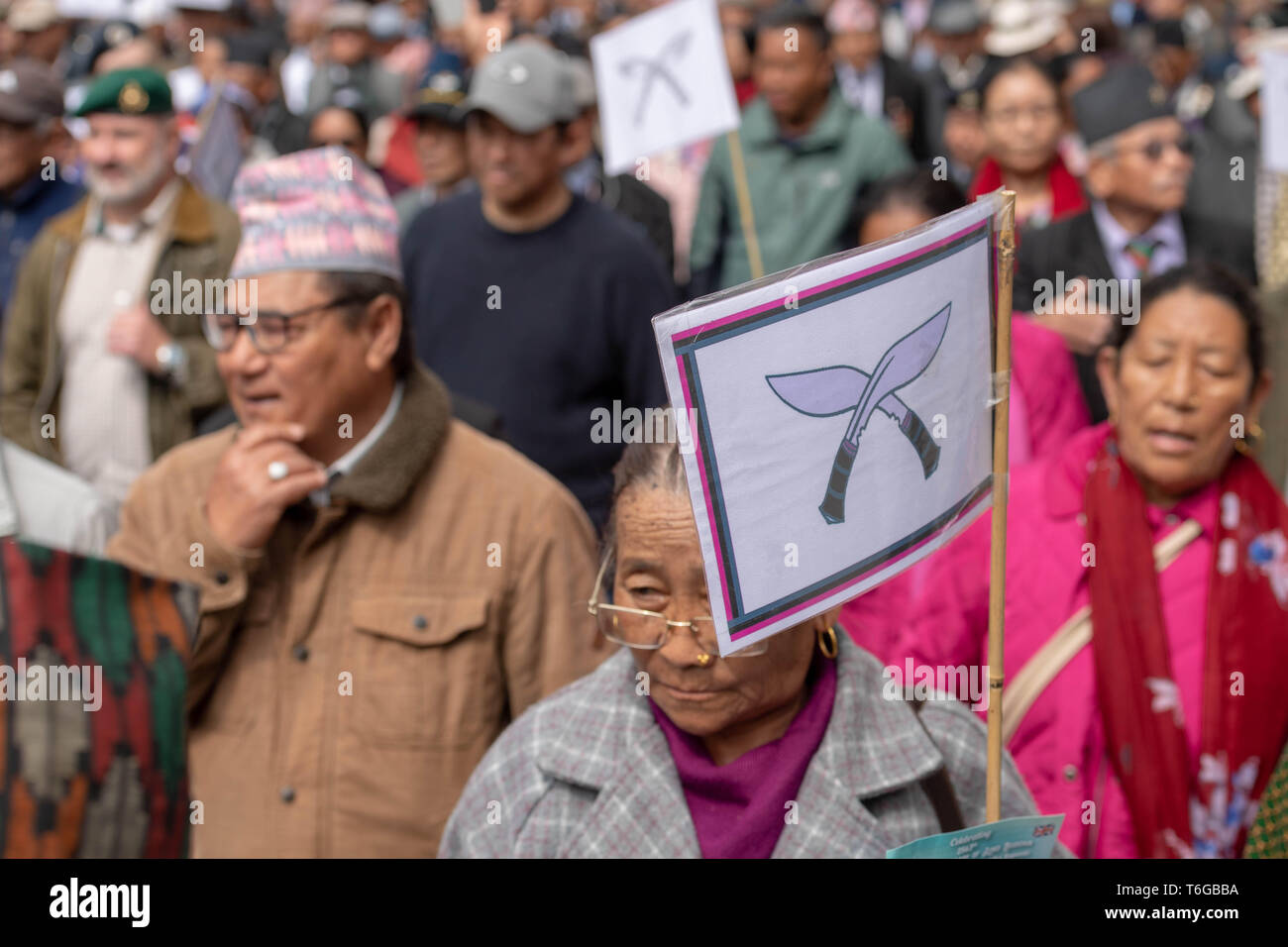 Londra, Regno Unito. 1 maggio 2019 Gurkha veterans marzo lungo Whitehall in una protesta chiedendo pari diritti con i soldati britannici e il diritto di venire nel Regno Unito. Credito: Ian Davidson/Alamy Live News Foto Stock