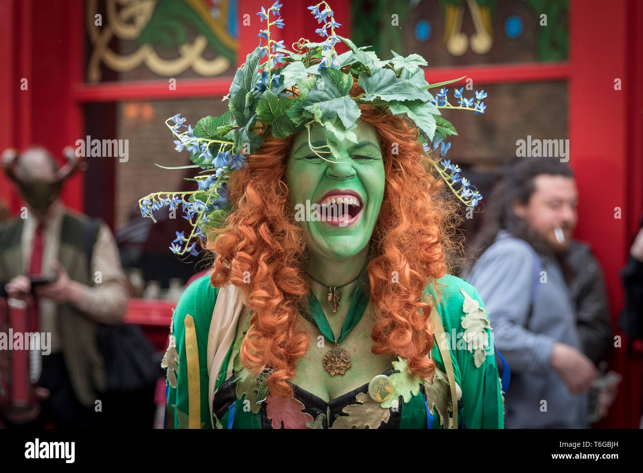 Londra, Regno Unito. Il 1 maggio 2019. La truppa Fowlers Jack nel verde della processione il giorno di maggio da Deptford a Greenwich. Originariamente da membri di Blackheath Morris uomini nei primi anni ottanta si rilancia il martinetto nel verde ha origini da circa 1906, e continua la sua celebrazione annuale marzo a partire al di fuori il cane e la campana pub in Deptford marciando attraverso Greenwich, a sud-est di Londra. Credito: Guy Corbishley/Alamy Live News Foto Stock