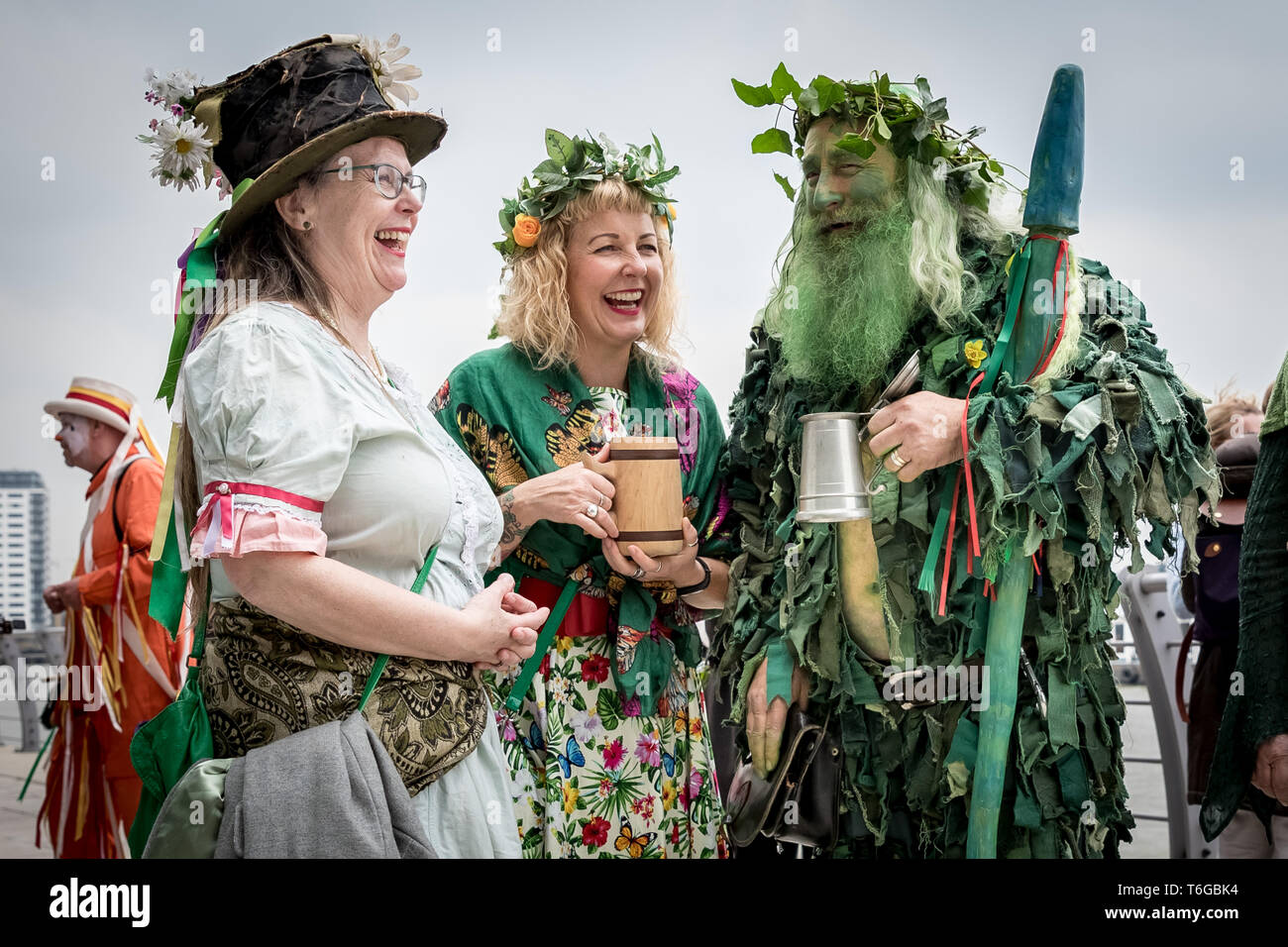 Londra, Regno Unito. Il 1 maggio 2019. La truppa Fowlers Jack nel verde della processione il giorno di maggio da Deptford a Greenwich. Originariamente da membri di Blackheath Morris uomini nei primi anni ottanta si rilancia il martinetto nel verde ha origini da circa 1906, e continua la sua celebrazione annuale marzo a partire al di fuori il cane e la campana pub in Deptford marciando attraverso Greenwich, a sud-est di Londra. Credito: Guy Corbishley/Alamy Live News Foto Stock