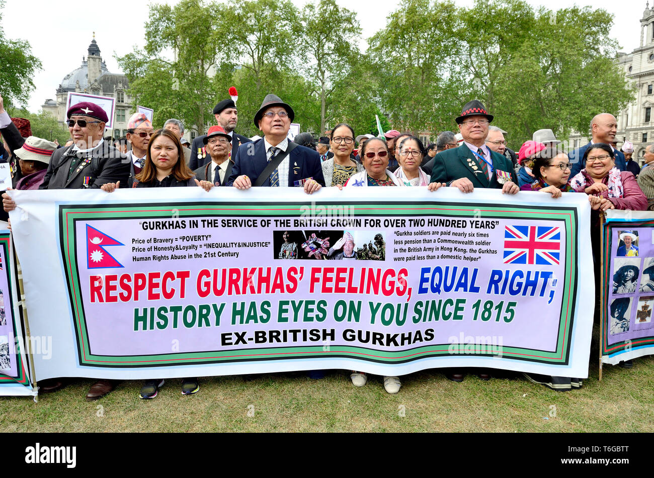 Londra, Regno Unito. Il 1 maggio 2019. Gurkha reduci da marzo a Piazza del Parlamento chiedendo pari diritti con British e soldati del Commonwealth Credit: PjrFoto/Alamy Live News Foto Stock