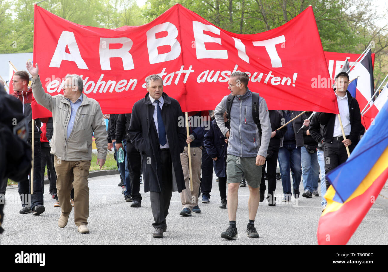 Wismar in Germania. 01 Maggio, 2019. Ex leader del partito Udo Pastörs (secondo da sinistra) è in prima fila in un ascensore di estrema destra NPD il giorno della festa del lavoro sotto il motto "Lavoro Futuro a casa'. Con questo mese di marzo il NPD vuole continuare una tradizione degli anni passati. Credito: Bernd Wüstneck/dpa/Alamy Live News Foto Stock