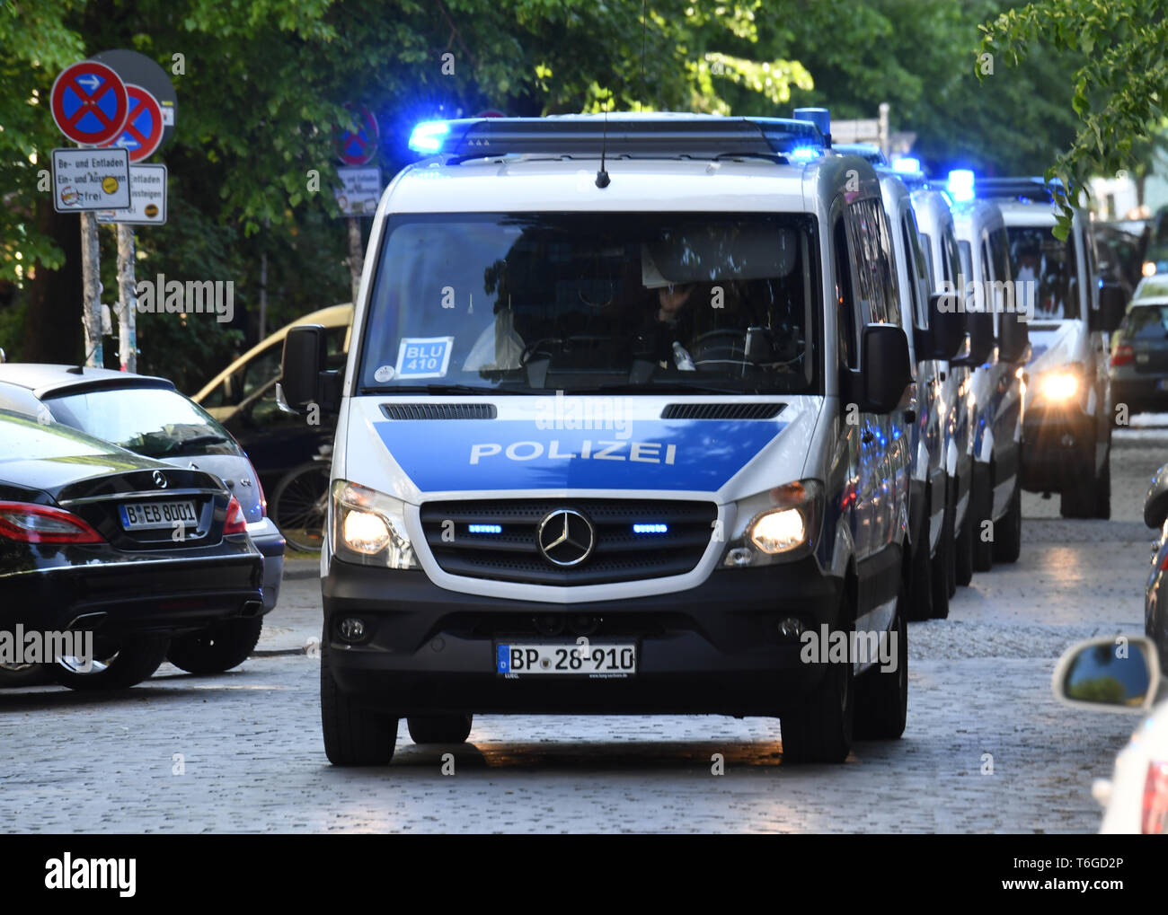 01 maggio 2019, Berlin: auto della polizia prima di iniziare la sinistra radicale rivoluzionario "giorno di maggio dimostrazione". Foto: Ralf Hirschberger/dpa Foto Stock