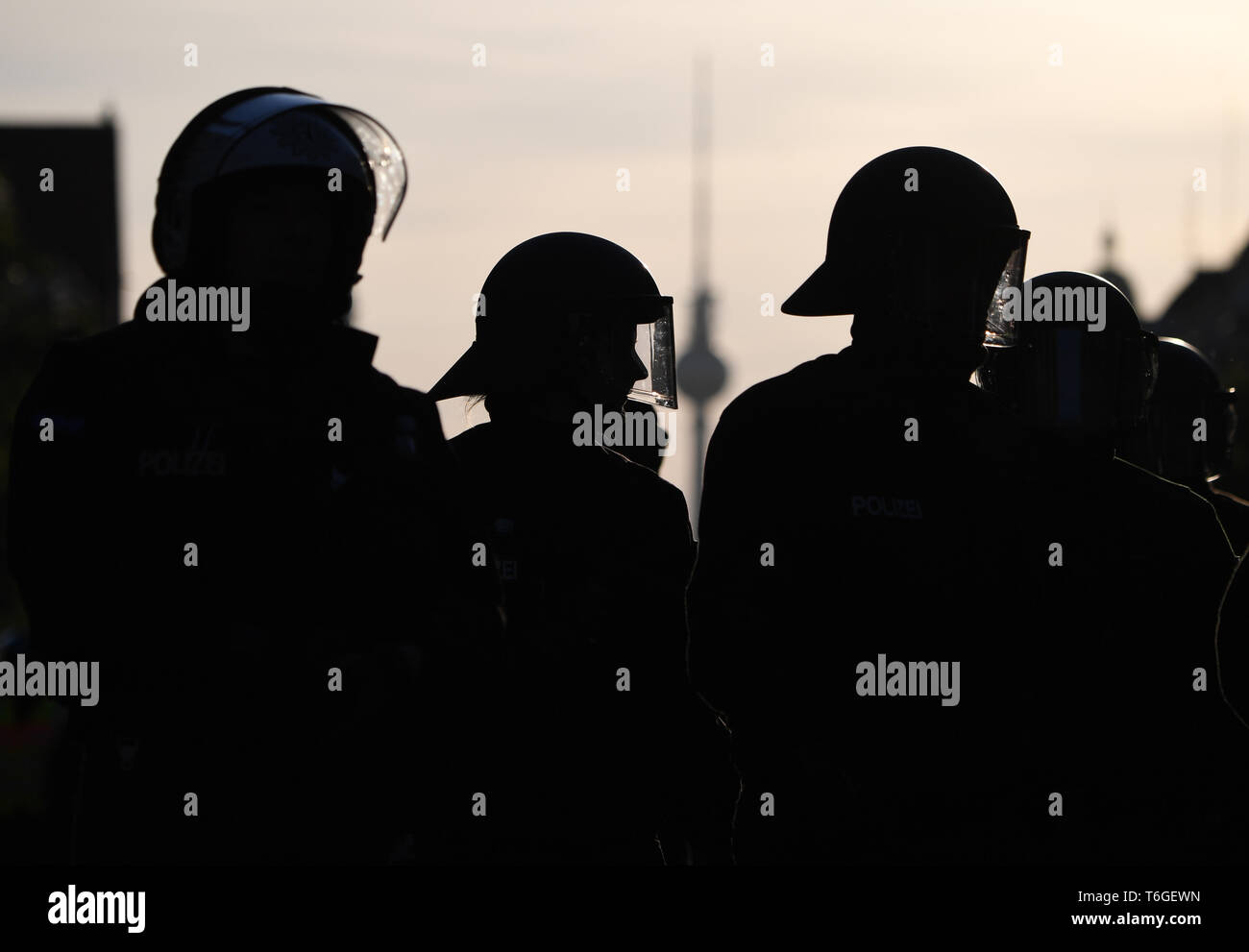 Berlino, Germania. 01 Maggio, 2019. I poliziotti sono in piedi presso la sinistra radicale rivoluzionario "giorno di maggio dimostrazione". Sullo sfondo è possibile vedere la torre della televisione. Credito: Ralf Hirschberger/dpa/Alamy Live News Foto Stock