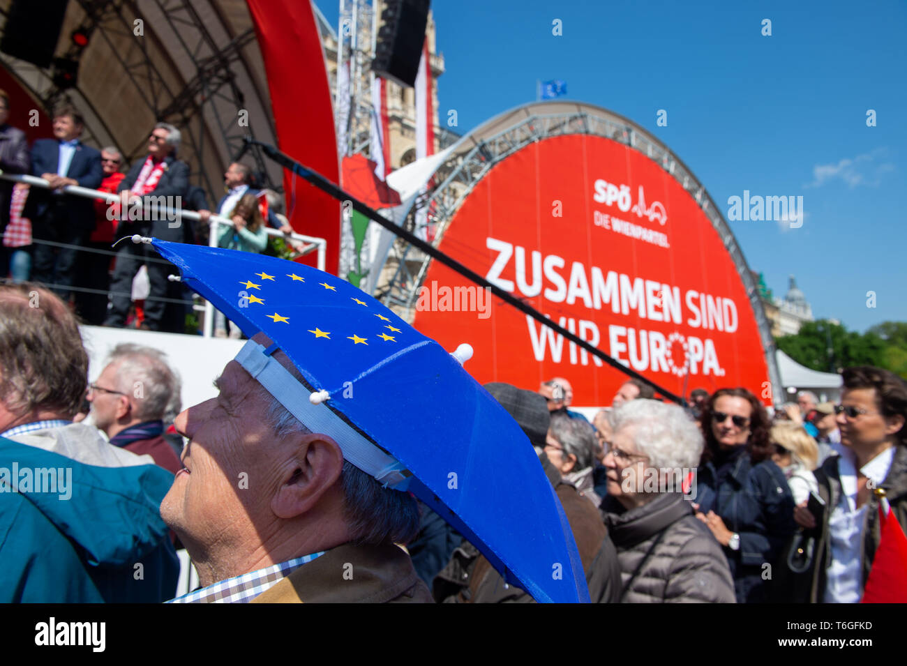 Vienna, Austria. Il 1 maggio, 2019. La gente guarda il 1 maggio sfilano a Vienna il 1 maggio 2019. Il partito socialdemocratico austriaco (SPO) ha organizzato la sfilata di mercoledì a Vienna. Credito: Guo Chen/Xinhua/Alamy Live News Foto Stock