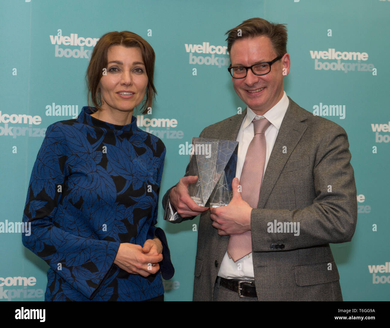 Londra, Regno Unito. Il 1 maggio 2019. Vincitore del Wellcome Book Prize 2019 è annunciato al Wellcome raccolta dalla Cattedra di giudici e premiato autore Elif Shafak e colleghi giudici Kevin Fong, Viv Groskop, Jon giorno e Rick Edwards. Autore vincitore del mormorio (CB Edizioni) sarà Eaves è fotografato con il trofeo, accompagnato dal Presidente di Giuria Elif Shafak. Credito: Malcolm Park/Alamy Live News. Foto Stock